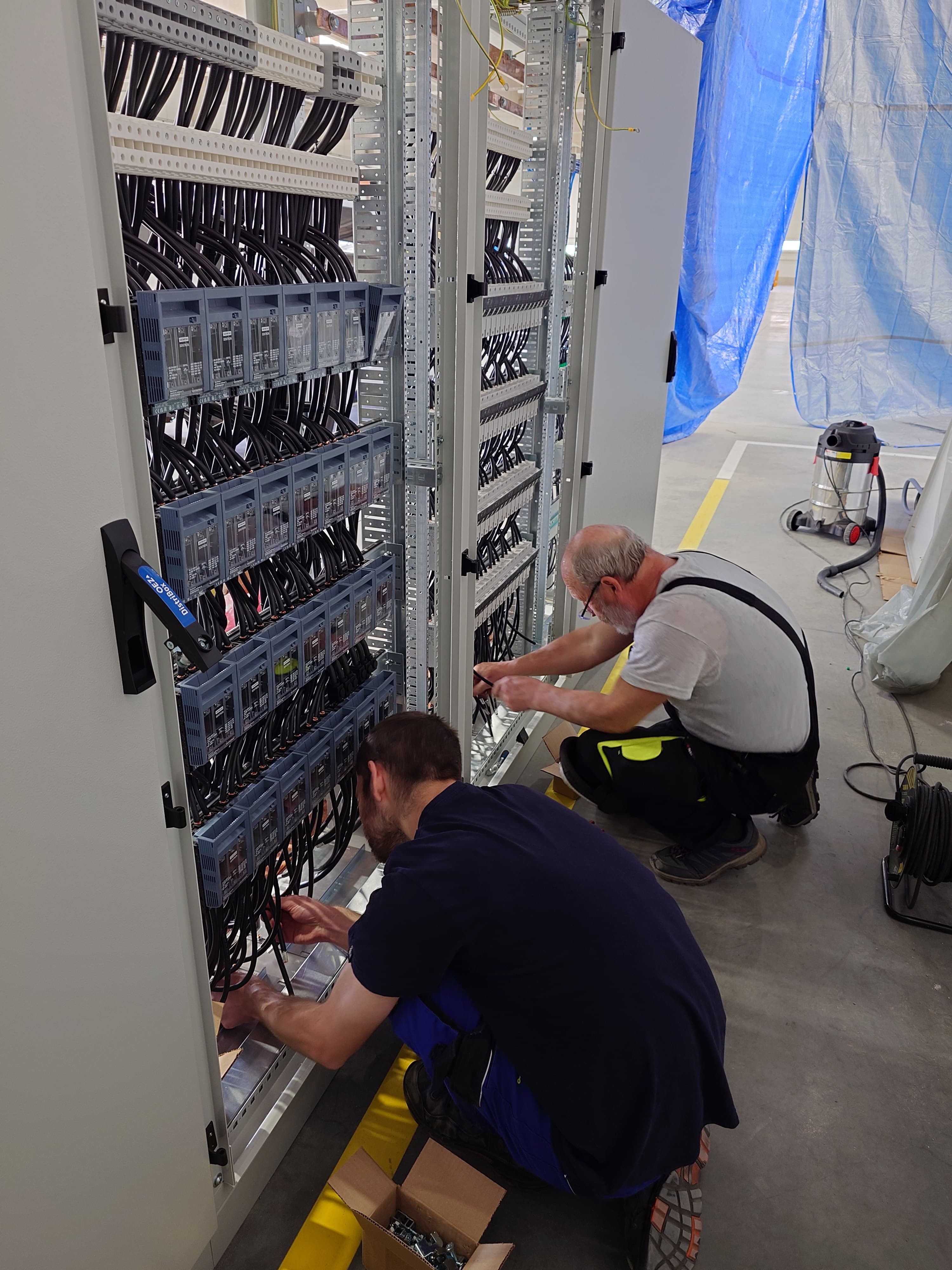 Tým CPW s.r.o. při práci - profesionální elektrotechnici a automatizační specialisté