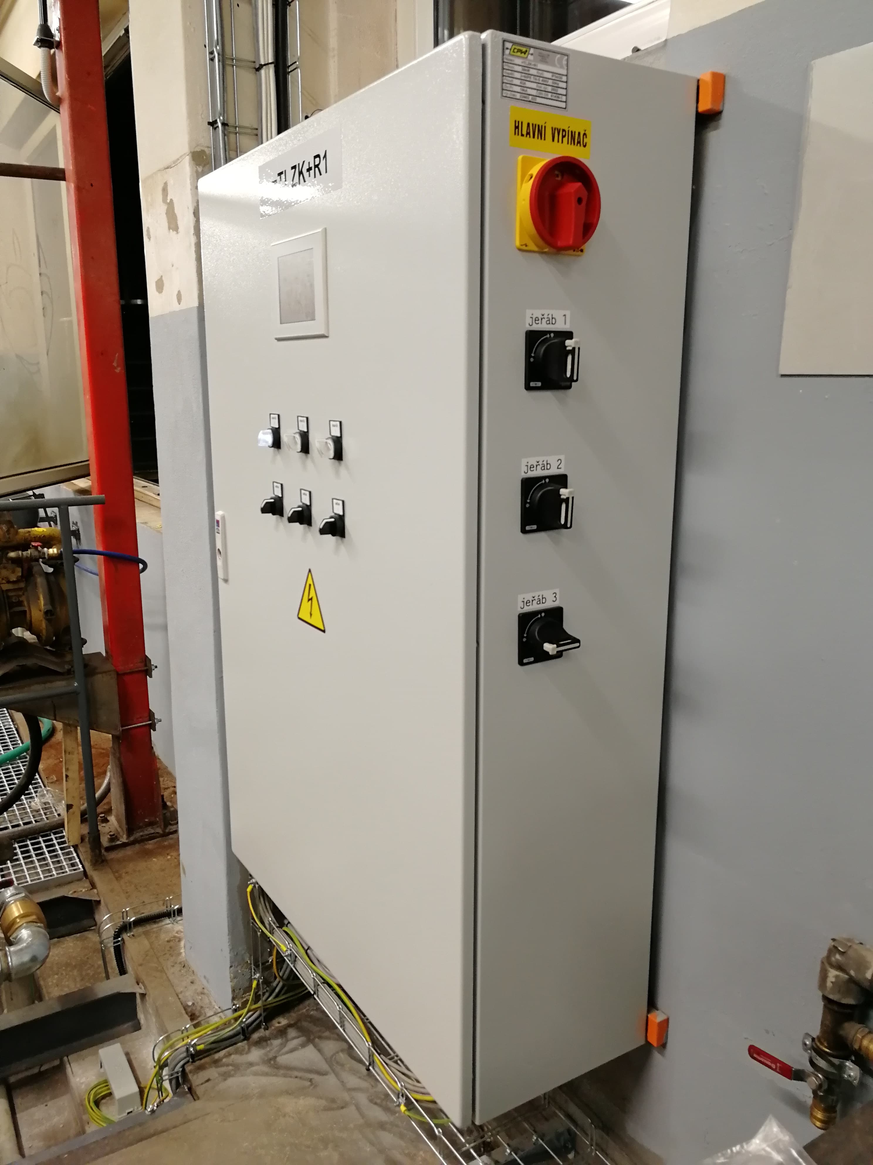 Profesionální elektro rozváděč s ovládacími prvky - elektrorevize CPW