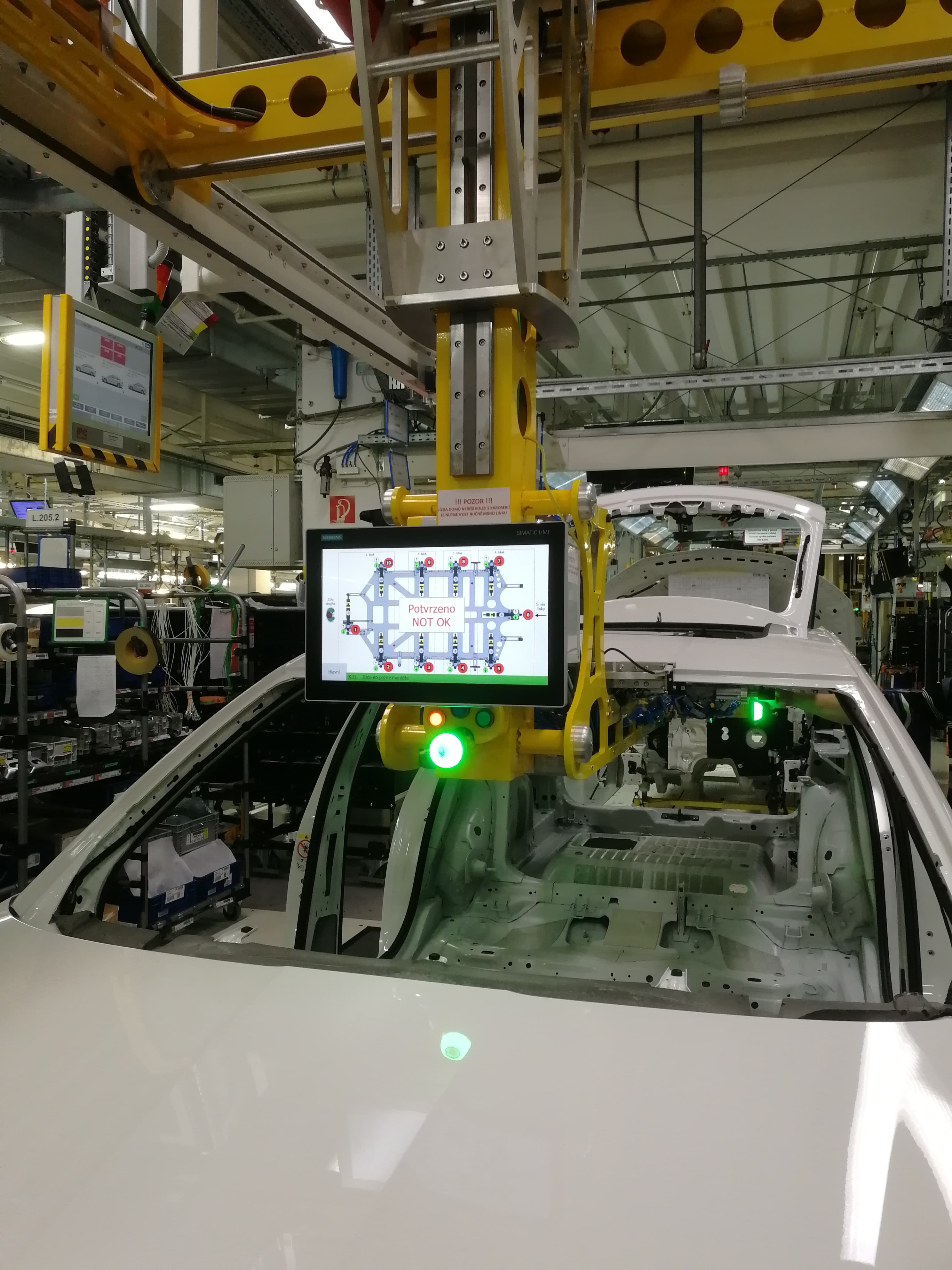 PSD zvedák s Simatic HMI panelem - profesionální automatizace výrobních linek v automotive průmyslu